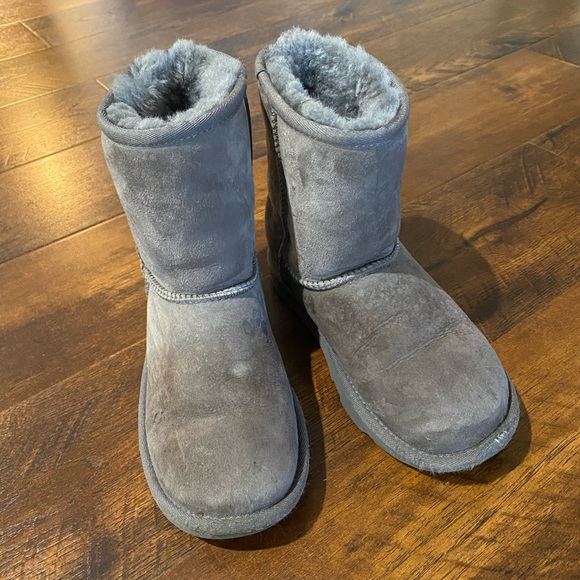 Kids Ugg boots size 4 - Picture 1 of 4